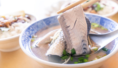 奶鱼皮汤，台南特色台湾美食。著名的午餐或早餐套餐蔬菜，俯视图，拷贝空间，关闭