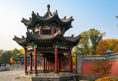 秋天，公园里有中国古建筑的阁楼和银杏树