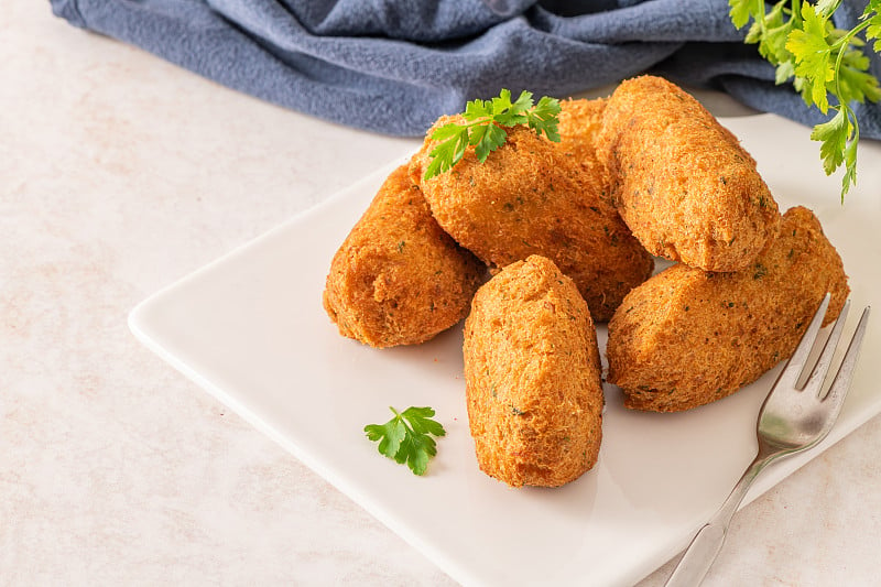 Bolinhos de bacalhau，在葡萄牙美食界非常有名。煎饺，鳕鱼饺，鱼肉，盐煎鳕鱼，咸鳕