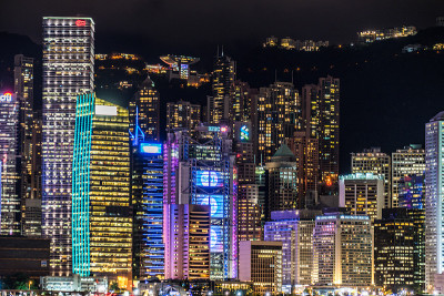 从维多利亚港眺望香港夜景