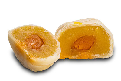 两半的中国糕点或月饼，馅料为绿豆泥和咸蛋黄，底色为白色。