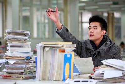 正在上课的大学生