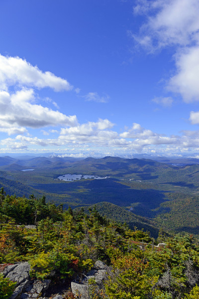 从纽约阿迪朗达克山脉46号山顶俯瞰阿尔卑斯山
