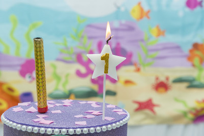 星光状的生日蜡烛，背景模糊。1周年纪念，深海主题。庆祝、聚会和欢乐的概念。
