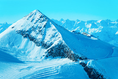 在西勒塔尔的Hintertux冰川滑雪度假村的景观