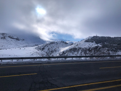 土耳其埃尔西耶斯滑雪胜地路边的风景。