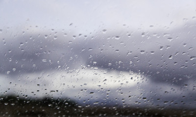 雨落在外面的玻璃上