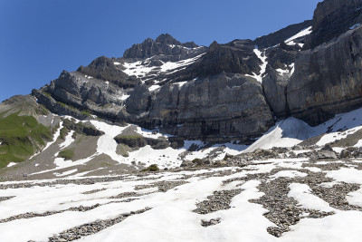 在凹痕杜米迪融化的雪(Lacs d'Antème, Champéry，瑞士)