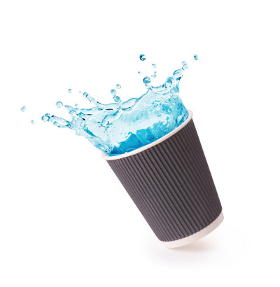 用纸杯盛水