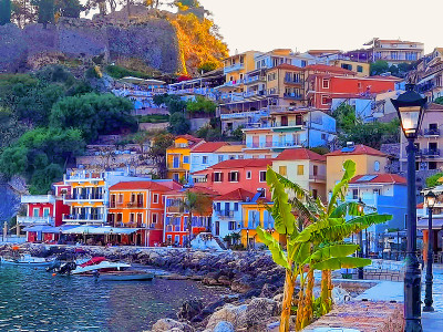 帕尔加是希腊海滨旅游胜地，晚上在希腊度假
