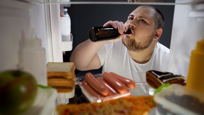 胖男人晚上偷偷喝冰箱里的啤酒瓶，节食失败