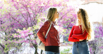 两个女同学在大学院子里聊天