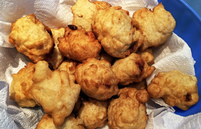 传统Crispeddi cu l 'alici(油炸的咸味甜甜圈，里面有凤尾鱼片)。意大利南部的卡拉