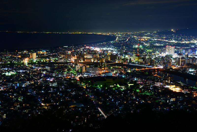 日本静冈县沼津市的夜景