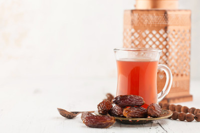 干枣在盘子和茶。