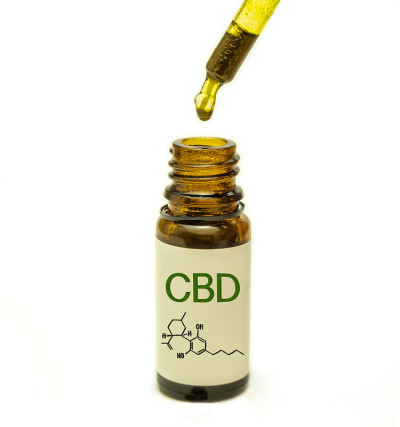 吸液器与CBD油隔离在白色
