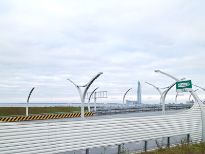 城市的高速公路在秋天的早晨