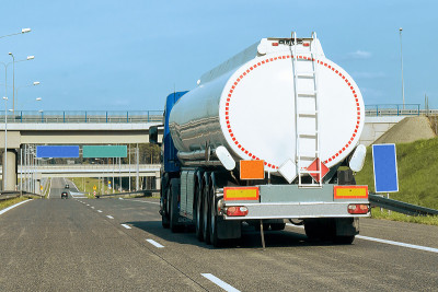 波兰高速公路上的油罐车