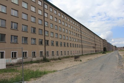 普罗拉是纳粹德国在德国吕根岛上建造的一个海滩度假胜地，而吕根岛以其庞大的纳粹规划的旅游建筑而闻名