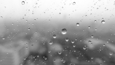 水滴纹理在灰色背景