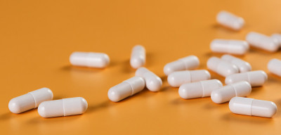 药物:白色药丸、片剂或胶囊，底色为黄色。