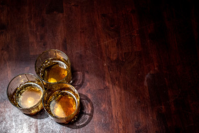 桌上的威士忌酒杯