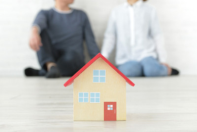 夫妇在谈论住房问题