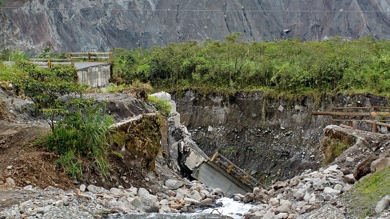 一条塌陷的道路在河峡谷的一侧