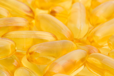 鱼油omega3孤立在白色背景