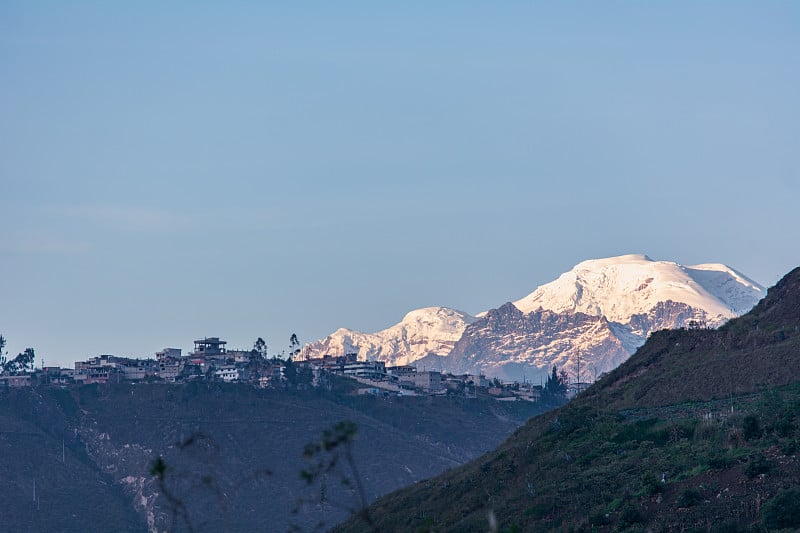 位于安第斯山脉一座美丽火山脚下的城市