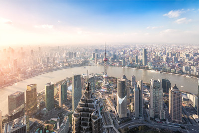 夕阳下的上海天际线和城市景观