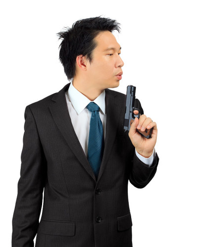 亚裔男性用枪指着白人