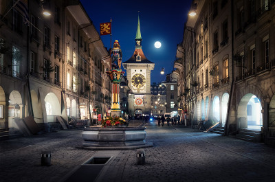 夜晚的克拉姆gasse街，有Zytglogge和Zähringen Fountain——瑞士伯尔尼