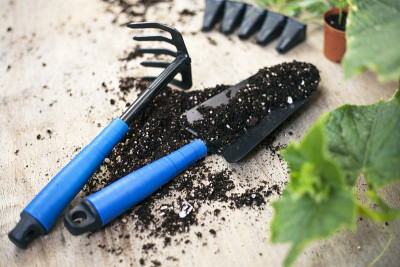 盆栽棚外用园艺工具种植鲜花和蔬菜