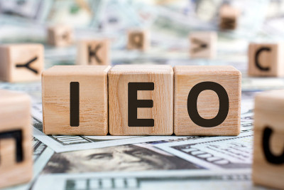 IEO -带有字母的木块的首字母缩写