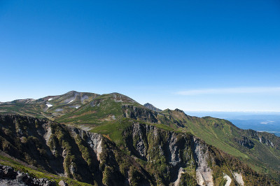 山的风景在清澈的天空在山教。