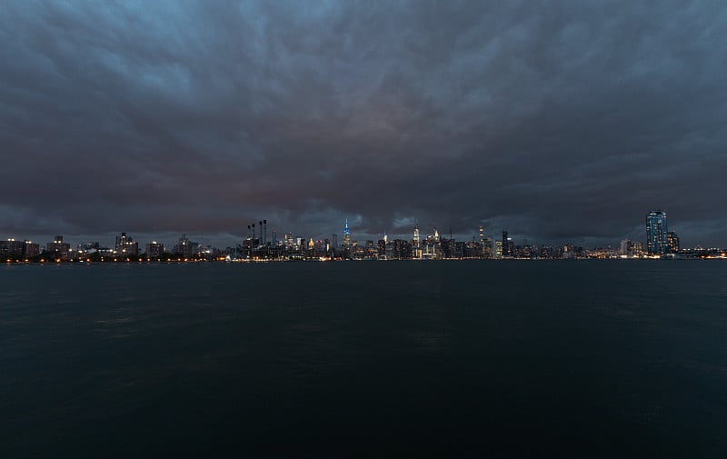 纽约城市景观与暴风雨多云的蓝天背景