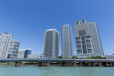 附近有高层建筑和公寓，还有横滨车站