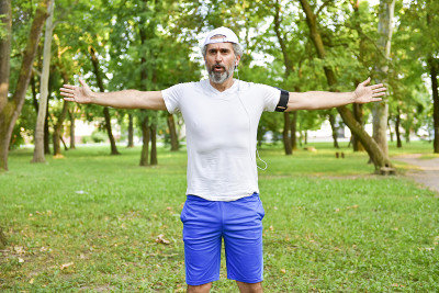 一位白发苍苍的中年男子正在公园里活动