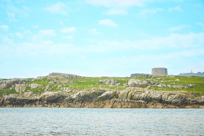 蓝天和阳光明媚的一天，Fort, Martello塔，Saint Begnet教堂在Dalkey岛，