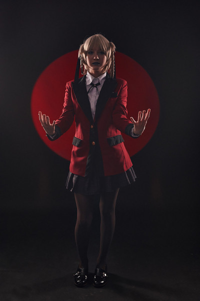 Cosplayer女孩，黑色背景，红色圆圈