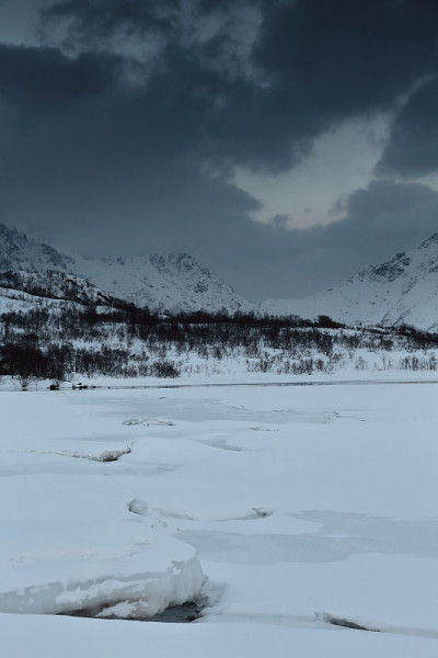 冷冻蔬菜湾。liland - geitgallyen - durmalsfjellet山的背景。奥斯