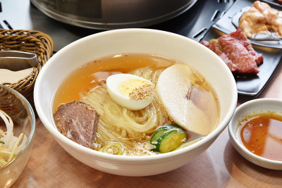 盛冈冷的面条