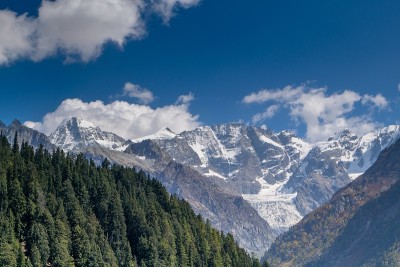 白雪覆盖的高山、高山草甸和当地的山区居民点