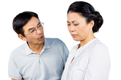 一对年老的亚洲夫妇在吵架