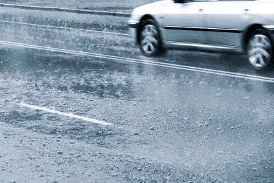 在大雨中开车