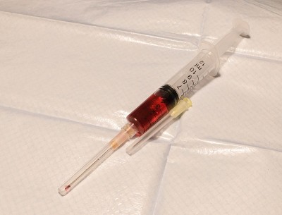 单支注射器，含血清和针头