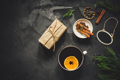加香料和礼物的热葡萄酒。新年快乐!俯视图