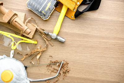 工作车间空间顶视图与木工和家装施工工具。工业和DIY概念