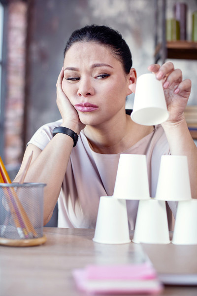 失去控制的沮丧的女性自由职业者